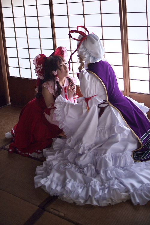 hakurei reimu and yakumo yukari (touhou) by jerom5121_(photographer)