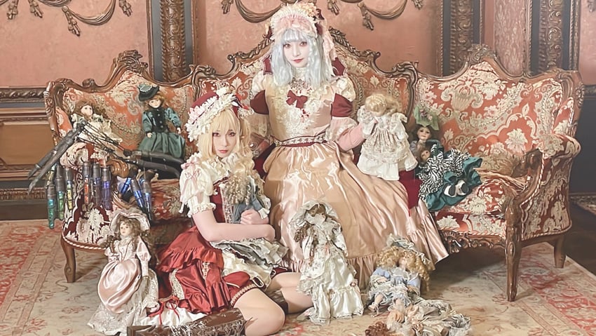 flandre scarlet and remilia scarlet (touhou) by sensei_momomo