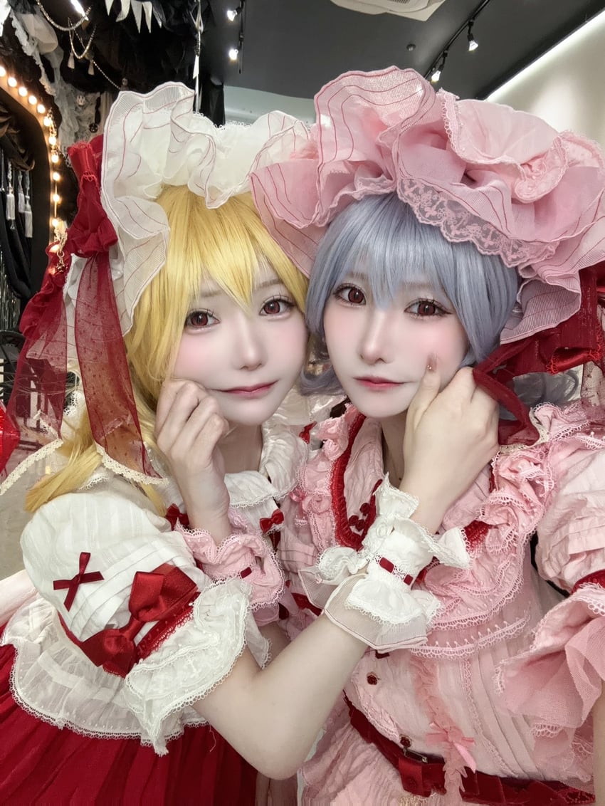 flandre scarlet and remilia scarlet (touhou) by sukiyaki_gohan and tukichanman