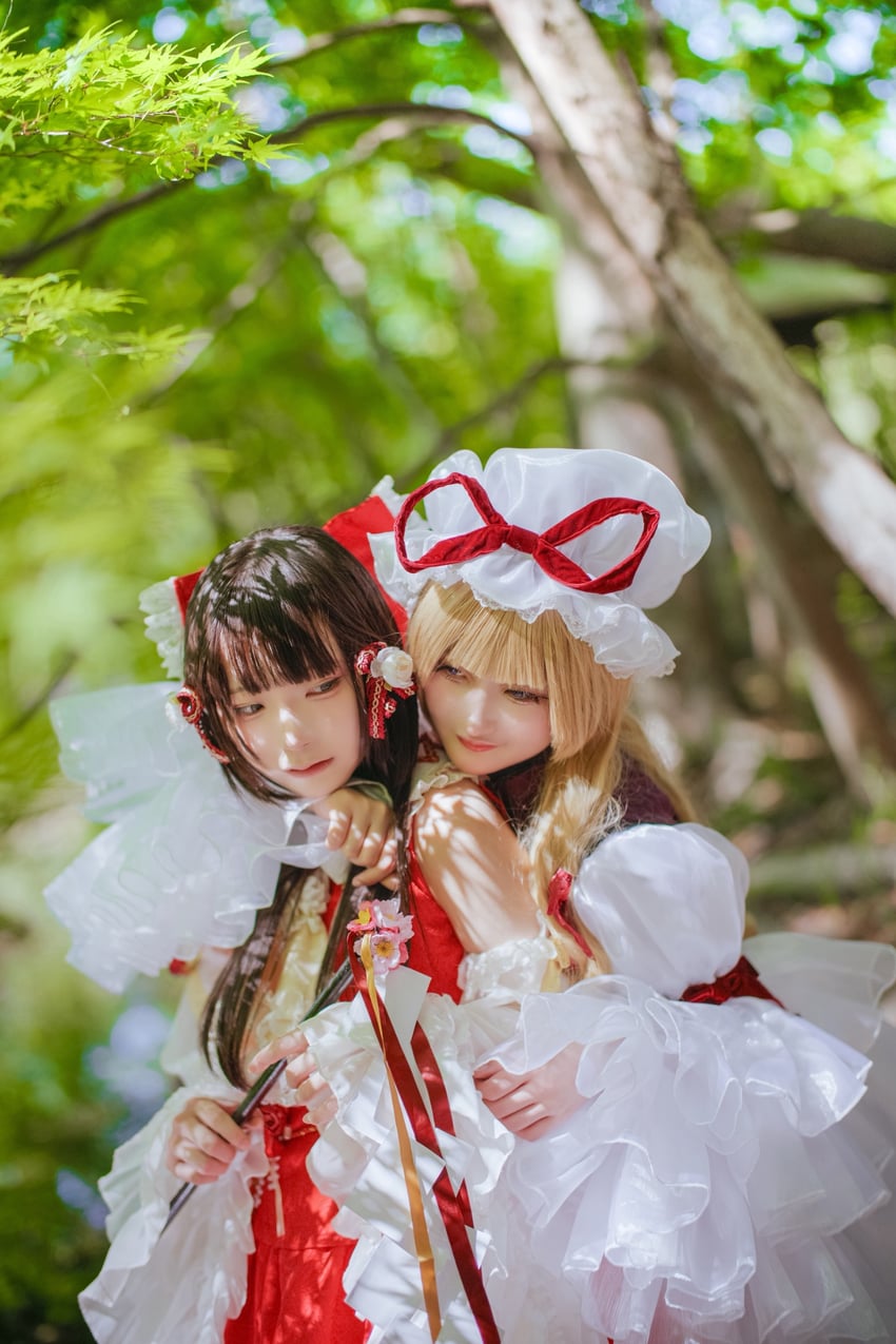 hakurei reimu and yakumo yukari (touhou) by kamo_sann