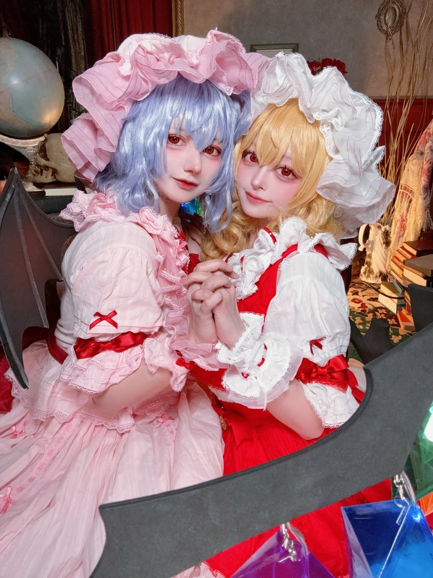 flandre scarlet and remilia scarlet (touhou) by sara_cospure