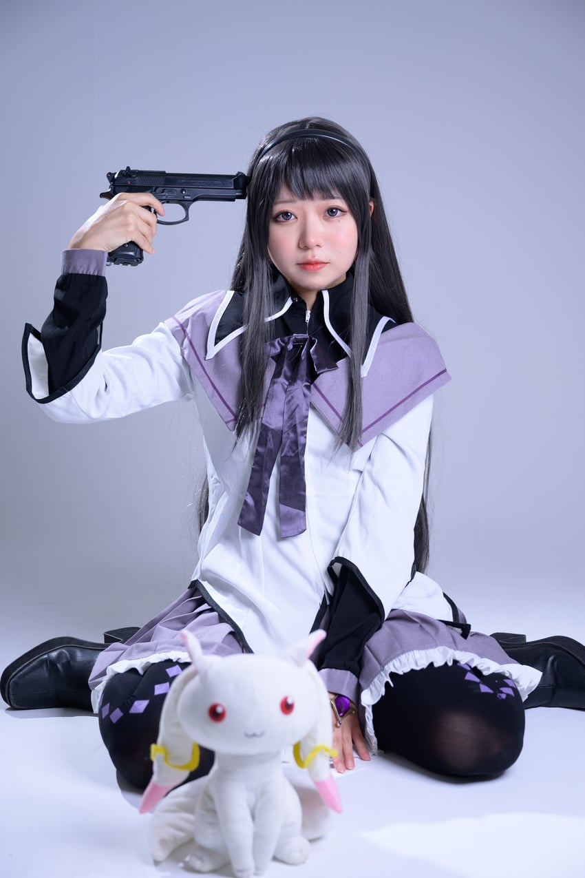 akemi homura and kyubey (mahou shoujo madoka magica) by pomeranian_83