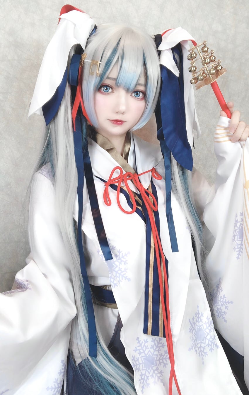 hatsune miku and yuki miku (vocaloid) by puutin_cos