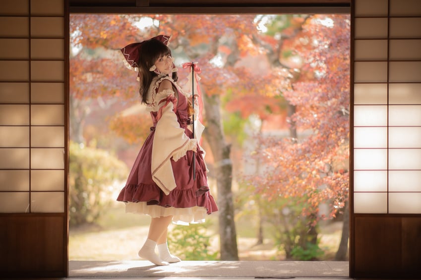 hakurei reimu (touhou) by lovelive_alice_(photographer) and tikatika_ti