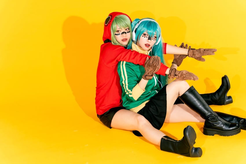 hatsune miku and gumi (vocaloid and 1 more) by ahsyokuyoku and chonaikankyogj