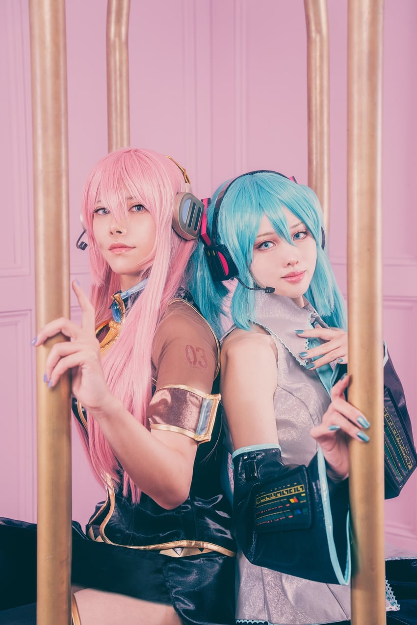 hatsune miku and megurine luka (vocaloid) by ahsyokuyoku and tatataishi11