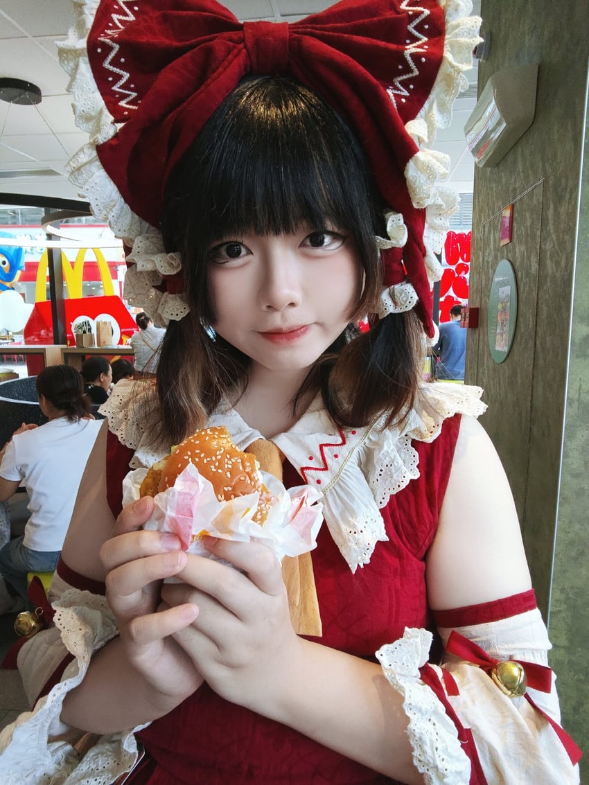 hakurei reimu (touhou and 1 more) by tkns_kanatsu