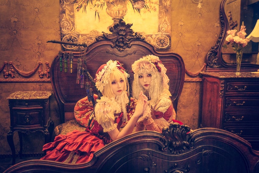 flandre scarlet and remilia scarlet (touhou) by sensei_momomo