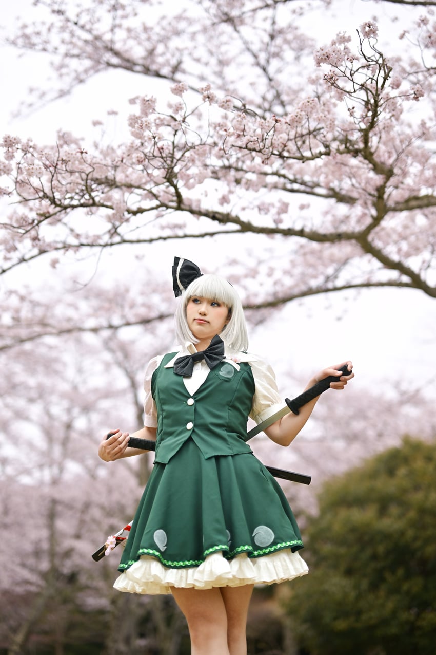 konpaku youmu (touhou) by khaki_6132_(photographer) and noa813