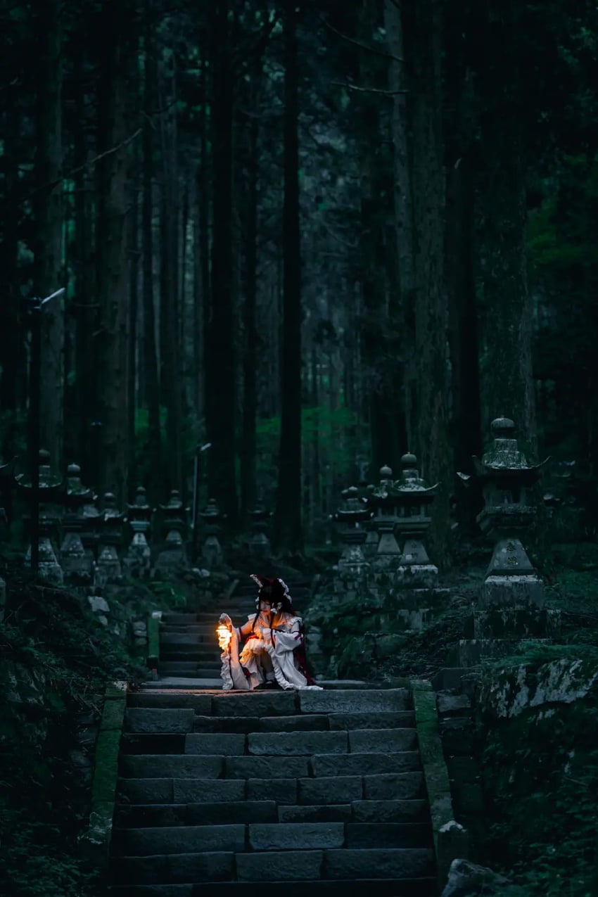 hakurei reimu (touhou) by ebino_koromo414 and ichijo553_(photographer)