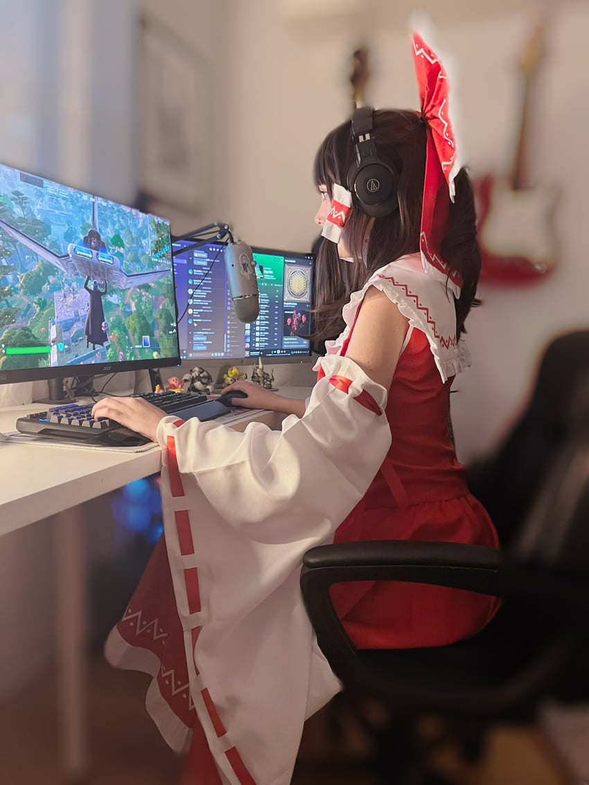 hakurei reimu (touhou and 1 more) by sokoisloko