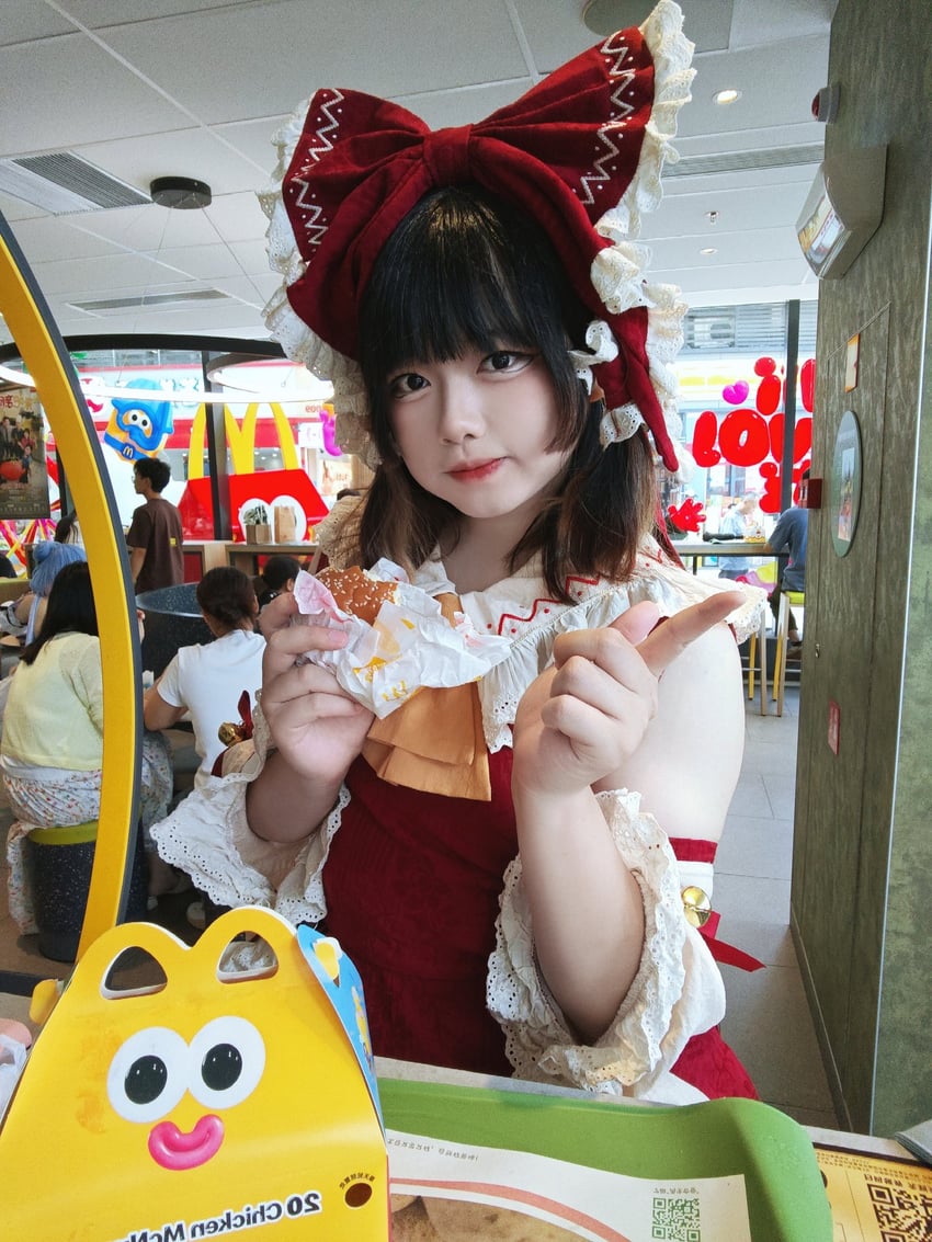 hakurei reimu (touhou and 1 more) by tkns_kanatsu