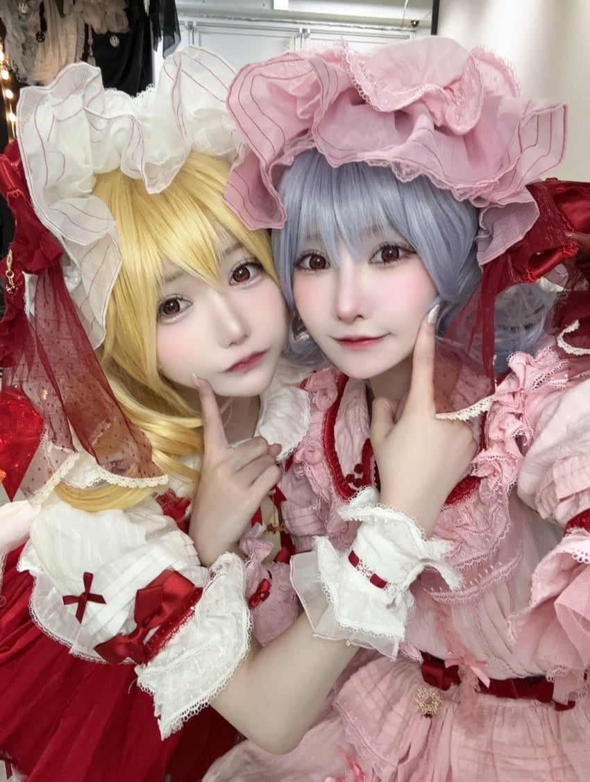 flandre scarlet and remilia scarlet (touhou) by sukiyaki_gohan and tukichanman