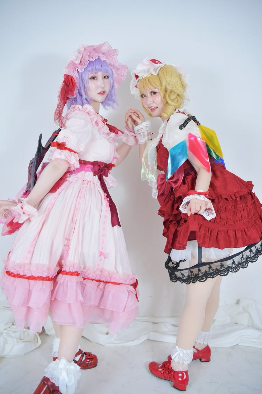 flandre scarlet and remilia scarlet (touhou) by haru_remilia and vivifrandle