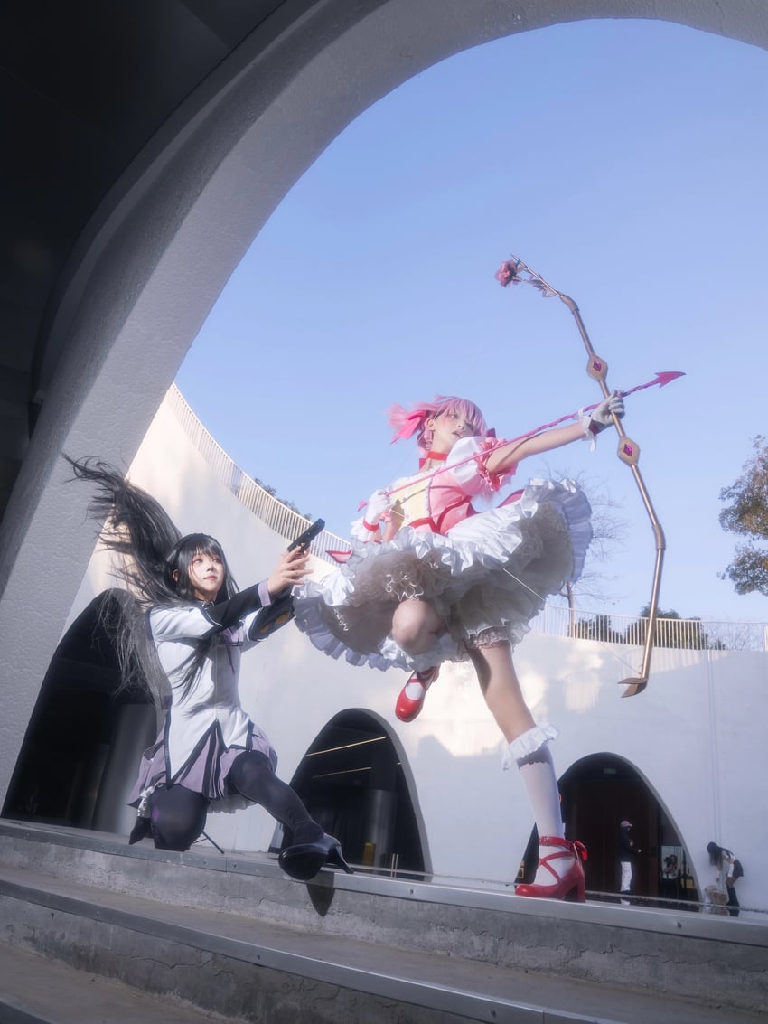 kaname madoka and akemi homura (mahou shoujo madoka magica) by lin_woqi_(photographer)