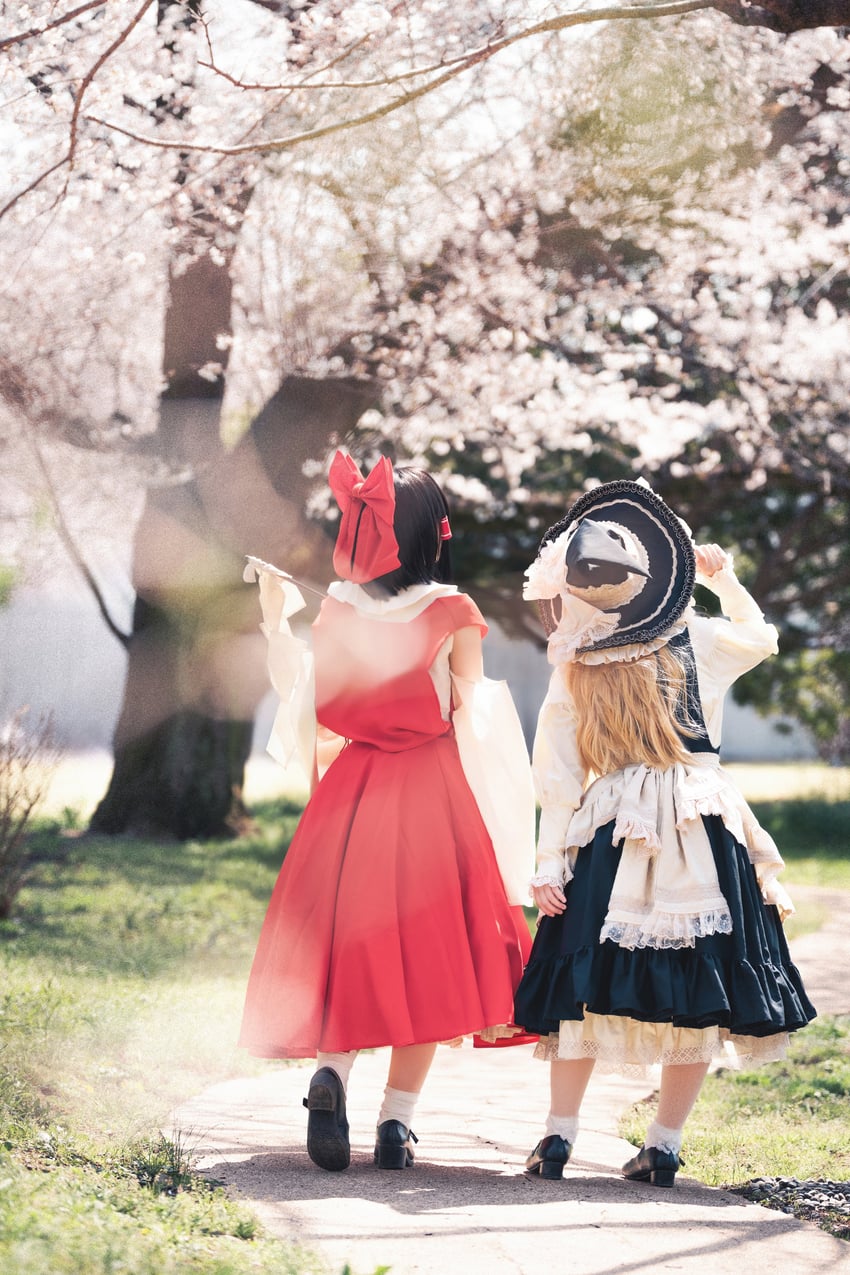 hakurei reimu and kirisame marisa (touhou) by k1y0x0_(photographer), kohina39_cos, and tamarie_amareto