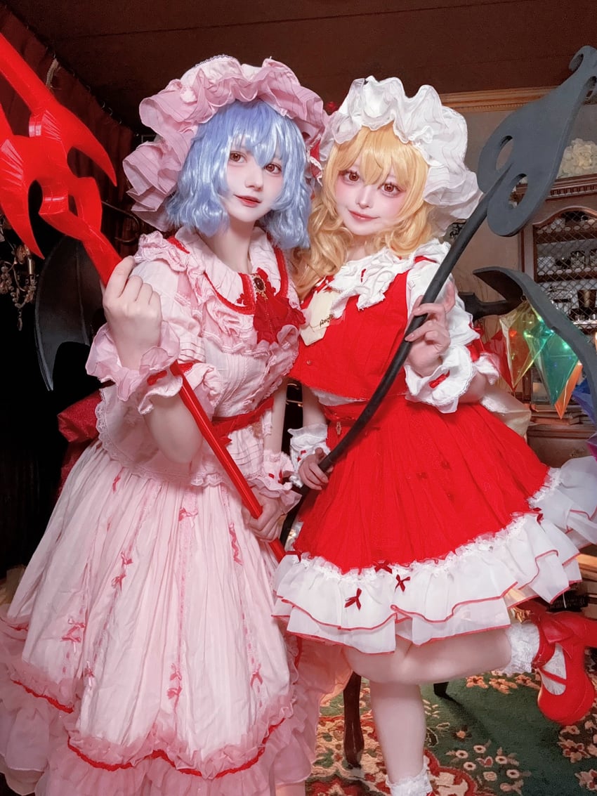 flandre scarlet and remilia scarlet (touhou) by sara_cospure