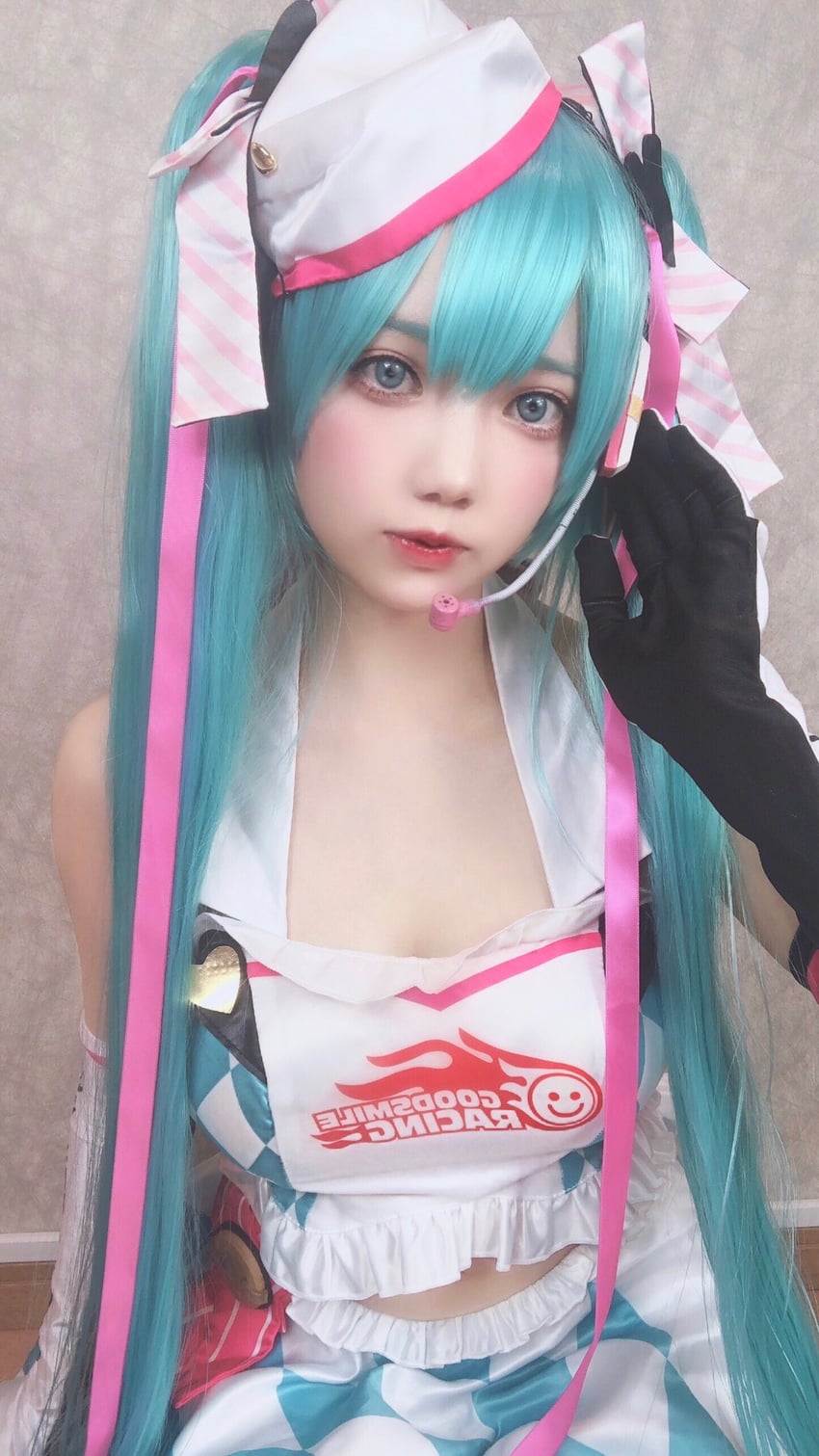 hatsune miku and racing miku (vocaloid) by puutin_cos